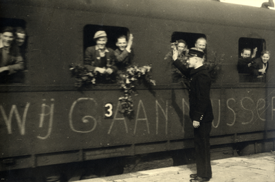 97667 Afbeelding van de terugkeer in een trein van de naar Duitsland weggevoerde arbeiders op het Centraal Station ...